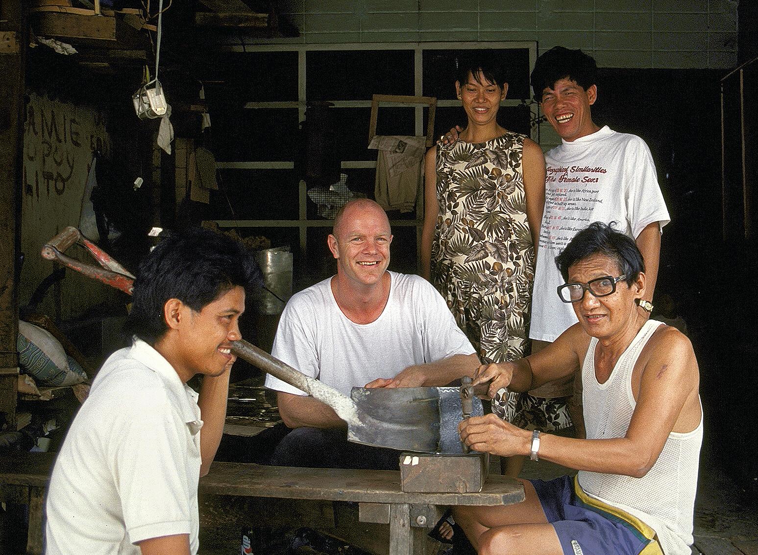 Neil with Tondo metalworkers, Dalmalito Umania (left), Regino Uranquenlo (right) and Romy Iral (standing right), working on a shovel for his exhibition at Art Lab, Manila.